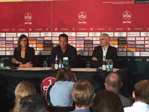 Vorstellung des neuen Trainers: Valentini, Pressesprecherin, Alois Schwartz und Sportchef Andreas Bornemann (v.). Foto: Der Club-Freund