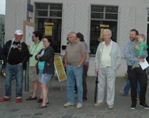 Schwabachcs Wirtschaftsrefrent Sascha Sphic (hier mit dem Söhnchen auf dem Arm) schaute auch mal ander "Rennstrecke" vorbei. Foto: Hertlein