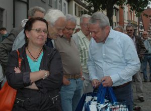 Altoberbürgermeister Hartwig reimann im Gespräch mit Bruno Fetzer. Foto: Hertlein