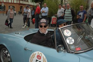 Pokal für das schönsteitalienische Fahrzeug bei m 10. Altmühltal Rallye Sprint. Foto Hertlein; Vater und Sohn halten stolz den Pokal in denArmen...Foto: privat