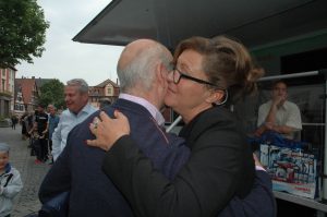 Caro und Schwabachs Promi-Weinhändler Enzo Olmorisi bei der Begrüßungaufdem Marktplatz. Foto: Hertlein
