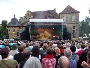 Der schier unverwüstliche Watzmann mit Wolfgang Ambros und co jüngst auf Gut Eyrichshof bei Ebern. Fotos: Rock-O-