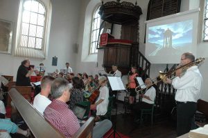 KMD Klaus Peschik dirigierte Sonntagabend in der Franzosenkirche den Instrumetalkreis der Kantorei Schwabach, Klaus Huber hatte die Ansprache hierzu gehalten. Foto:Hertlein