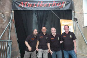 Haben Grund zur Freude: Steffen Mierdel, Oliver Gerung, Bobby Leupold undThomas "Siggi" Sigert", die Macher vom Musikerhof, feiern heure 20-järgiesJubiläium beim Bürgerfest. Foto: Matthias Hertlein