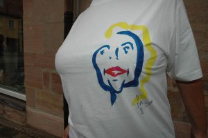 Rarität und Kultzugleich -das CAFÉ-T-Shirt mit dem motiv von clemens Heinl. Foto: Hertlein