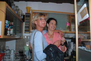 Elli gratulierte Anja (rechts) nachträglich und im Namen aller zum Geburtstag . Foto: Caro Lubowski