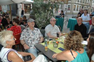 Prrominenz: Dagar undWilly Büttl, Klaus Neunhoeffer, Uwe Kamolz und mit dem rücken zur Kamarea, Kulturamtsleiterin Sandra Hoffmann-Rivero. Foto: Caro Lubowski/Stefan Müller