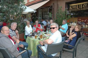 Wolfgang Berghofer (vorne mit Brille) undsein Hamburger Anhang, seit langem Stammgäste beim bürgerfest in Schwabach. Foto: Stefan Müller/Caro Lubowski