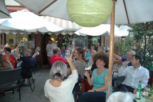 Hoch die Gläserauf MargitFranzkeund ihreGesundheit. Fotos: Caro Lubowski/Stefan Müller