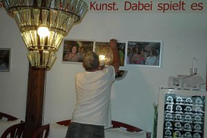 Die Bilder "30 Jahre Margit Franzke---" hängen, Doc Knotz hat ganze arbeite geleistet- Fotosd: Hertlein, Doc Knotz