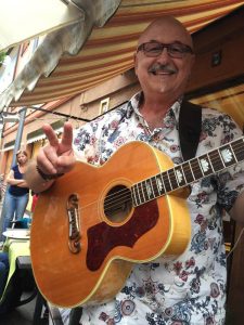 Er hatte Spaß beim Singen und die Fansfeierten ihn: berschnitzerneggl Willy bpttl. Foto: Stefan Müller