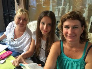 Sandra Hoffmann-Rivero mitTochter Sarah, Sabine Weigand. Foto: Stefan Müller