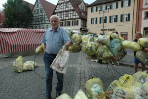 Auch alt-OB Hartwig Reimann hält nichts von Platik, ein Stoffbeutel tut es auch beim Einkauf. Foto: Hertlein 