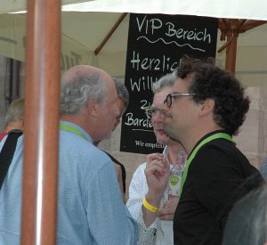 NN-Kulturchef Steffen Rdlmaier (l.) im Gespräch mit Bruder Andreas (Projektleiter Kutlur bei der Stadt Nürnberg) und Raienr Pirzall (Bardentreffen-Macher9. Foto: Hertlein