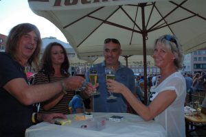 Ein Prosit auf das Bardentreffen2016: Konzertveranstalter Peter Harasim mit Maya und Axel Ballreich mit Tine. Foto: Hertlein