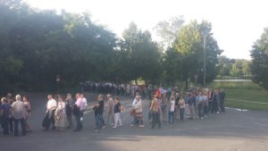 Inensivere Eingangskontrollen, längere Wartezeiten denkbar und Geldud ist vonnöten. Wie beim Chris de Burgh-Konzert am vergangenen montag im Serenadenhof in Nürnberg. Fotos: Matthias Hertlein