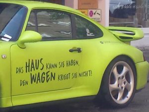 Netter Spruch an einem Porsche. Foto: Hertlein