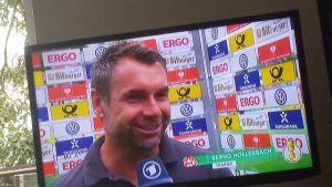 Da strahlt Cheftrainer Bernd Hollernach: Mit 1:0 wurde Eintracht Braunschweig in der der 1. Runde des DFB-Pokal 2016/17 aus dem Wettbewerb gekegelt. Fotos: Screenshots by ARD