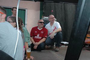 Die TafelkonzertmacherStfan MüllerundBobby Leupold, hier beim Bürgerfest-Musikerhof-Auftritt. Fotos: Matthais Hertlein