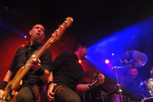 Spannende Duelle: Javi Garcia (Bass) und Ronnie Romero im Hirsch. Fotos: Matthias Hertlein