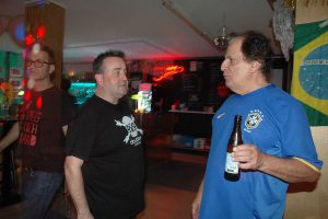 Gut gemacht Christian, Osmar genehigt sich nach der Shwo ein Bierchen undsmalltalt mit den Ton-Chef. Foto: Hertlein