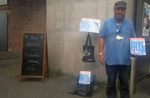 Kein Würstenverkäufer: Straßenkreuzer-Repräsentant Klaus Billmeyer hattebeim WANDA-konzert einen guten Verlkaufstag erwiacht. Fotos: Matthias Hertlein