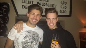 Zwei gute Kumpel: Niklas Schilling und Geburtstag Justin Bieber Leon. Foto: Hertlein