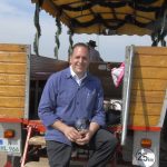 Schwabach-Boulevard/szene.Franken: Die besondere Geschichte aus Franken: Nürnbergs neuer Weinberg eingeweiht/Foto: Matthias Hertlein - Winzer Peter Schmidt entspannt am neuen Weinberg