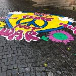 Schwabach-Boulevard/Meine Stadt: 4.Juni -Buntes Schwabach - Drei Tenöre im Burgersgarten - High Rist im Greek Lane - Kooperation Musikschule Schwabach /Coronel Suárez (Argentinien) Markgrafensaal /19 Uhr/Straßenkunst - "Make love not war" (Foto: Matthias Hertlein, Stiller Protest, künstlerisch verpackt ,gesehen und beachtet auf dem Martin-Luther-Platz - DJK/Bundessportfest
