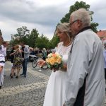 Schwabach-Boulevard/Meine Stadt: Hochzeitspower am Samstag, 4 Hochzeiten an einem Vormittag - Hochkonjunktur auf dem Standesamt, Traum-Ereignis im Hause StollarEierhandel - Feiern und Partys in vielen Locations/Eingangsbild: Rudi Nobis gratuliert Braut Corina zur Heirat. Foto: Matthias Hertlein