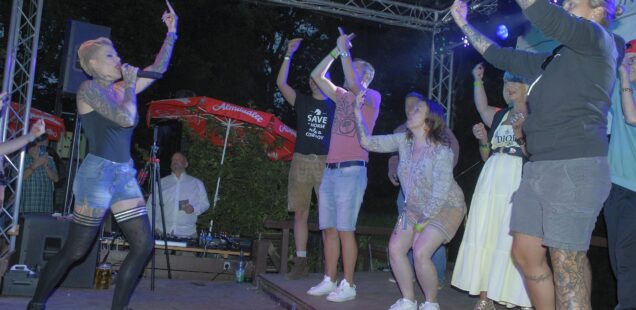 Schwabach-Boulevard/Meine Stadt: Der Ballermann um die Ecke Der Burgersgarten feierte am Samstag große Malle-Party und mehr - Star Melanie Müller hautnah zum Anfassen(Fotos Matthias Hertlein)- Fortsetzung folgt